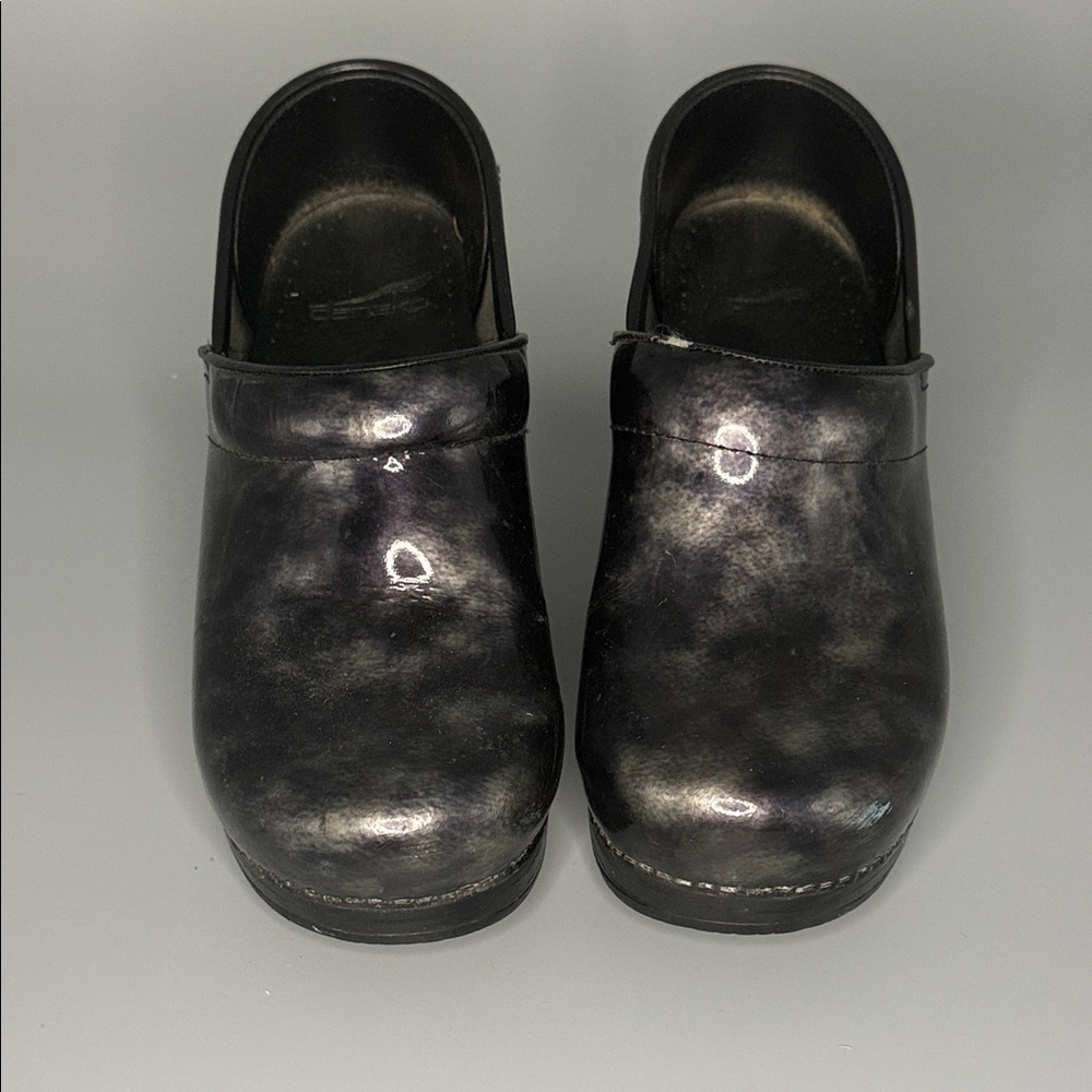 Dansko XP 2.0 Professional Pewter Marbled Patent Leather Clogs – Size 37
